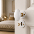 2 poignées de porte sur rosaces rondes OLIVE en porcelaine blanche entrée de clé – Embase laiton poli doré – Style classique chic